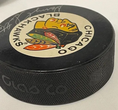 DARYL SUTTER Signed Chicago Blackhawk NHL Puck W/ Case image indicator(6)