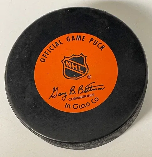 DARYL SUTTER Signed Chicago Blackhawk NHL Puck W/ Case image indicator(7)