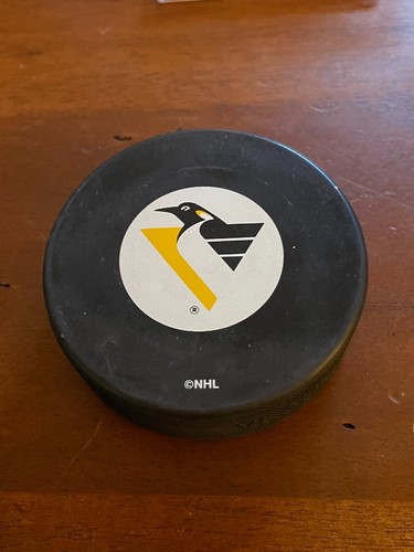 Pittsburgh Penguins Vintage SMALL Logo Puck w/case NHL 1992 - photo 3