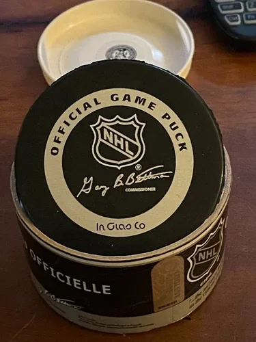 2000 Stanley Cup Final Game Puck Devils INGLASCO w/CASE image indicator(2)