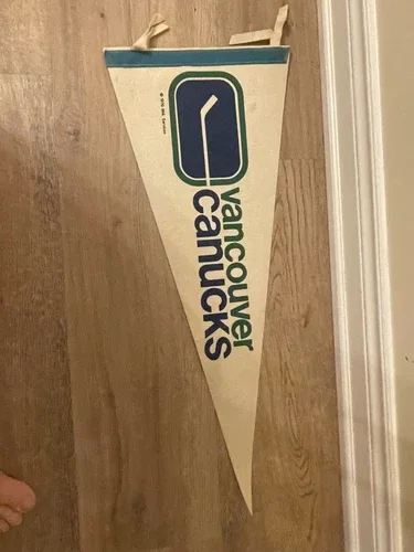 1970 Vintage VANCOUVER CUNUCKS NHL Pennant Banner 29” x 12” image indicator(7)