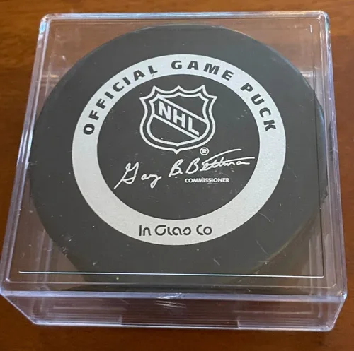 VINTAGE PITTSBURGH PENGUINS NHL GAME PUCK 1980's image indicator(3)