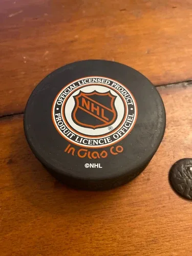 1999 LEAFS VS HABS VINTAGE RARE PUCK NHL w/CASE image indicator(2)