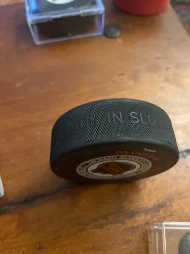 1999 LEAFS VS HABS VINTAGE RARE PUCK NHL w/CASE image indicator(3)