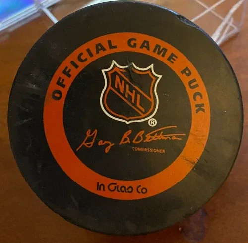 VINTAGE PITTSBURGH PENGUINS NHL GAME PUCK 1980's image indicator(3)