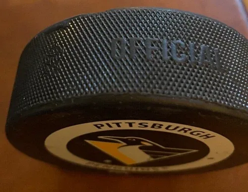 VINTAGE PITTSBURGH PENGUINS NHL GAME PUCK 1980's image indicator(6)