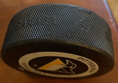 VINTAGE PITTSBURGH PENGUINS NHL GAME PUCK 1980's image indicator(7)