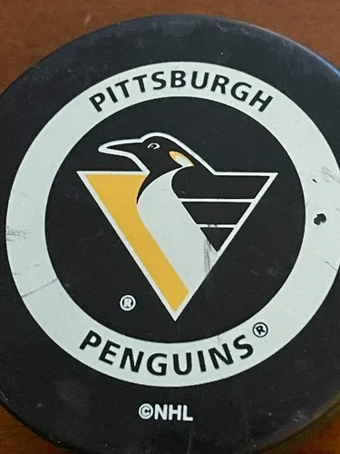 VINTAGE PITTSBURGH PENGUINS NHL GAME PUCK 1980's image indicator(9)