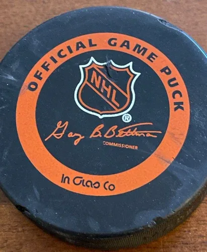 VINTAGE PITTSBURGH PENGUINS NHL GAME PUCK 1980's image indicator(10)