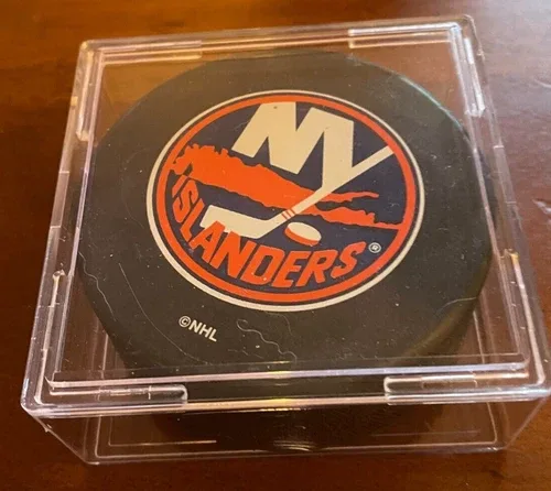 NY ISLANDERS VINTAGE OFFICIAL INGLASCO HOCKEY PUCK NHL RARE