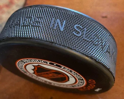 NY ISLANDERS VINTAGE OFFICIAL INGLASCO HOCKEY PUCK NHL RARE image indicator(5)