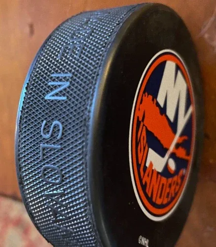 NY ISLANDERS VINTAGE OFFICIAL INGLASCO HOCKEY PUCK NHL RARE image indicator(6)