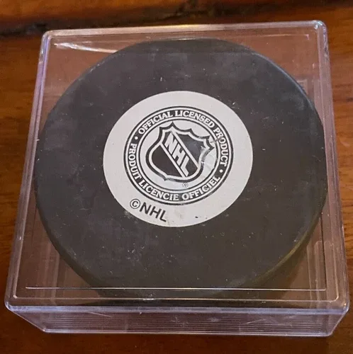 VINTAGE PITTSBURGH PENGUINS NHL GAME PUCK 1990's VEGUM image indicator(2)