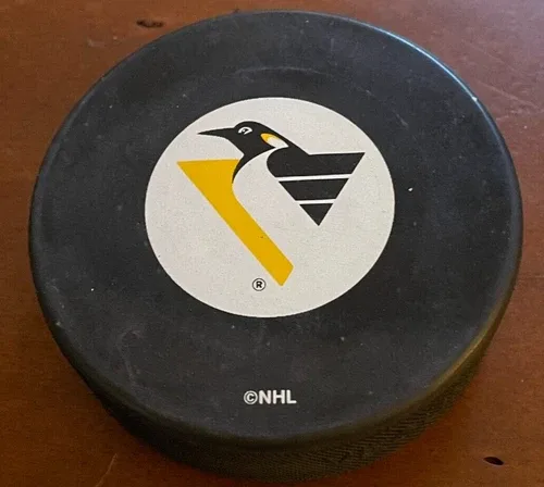 VINTAGE PITTSBURGH PENGUINS NHL GAME PUCK 1990's VEGUM image indicator(3)