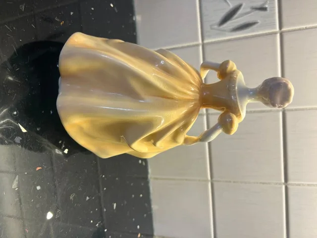 The Coal Port "Ladys of fashion" Emily Figurine image indicator(2)