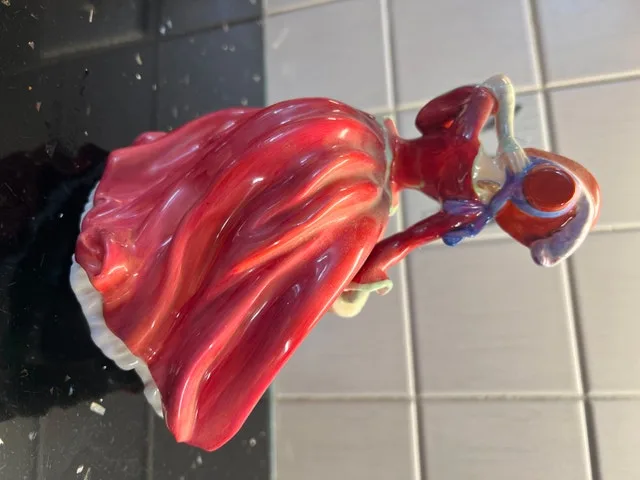 Royal Doulton Figurine HN1934 Autumn Breezes image indicator(2)