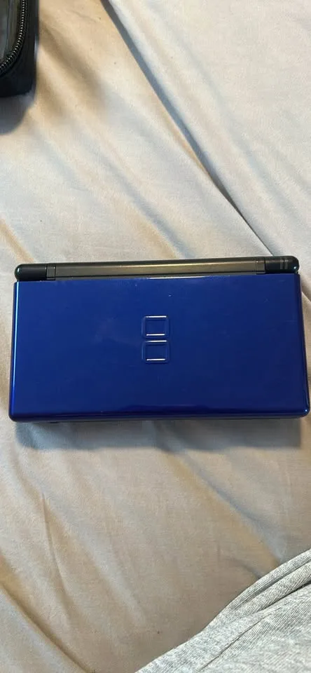 Nintendo DS with carrying case and games image indicator(2)