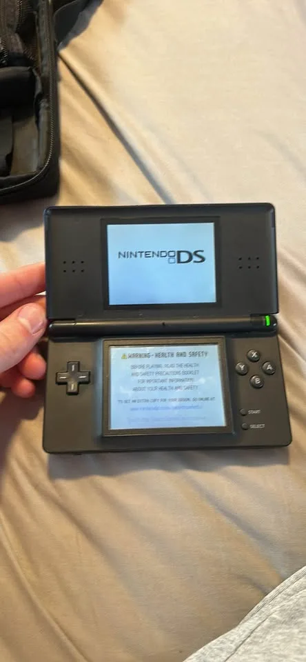 Nintendo DS with carrying case and games image indicator(3)