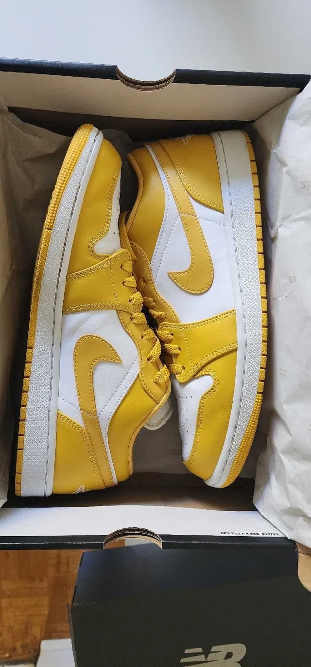 Air Jordan 1 Low Yellow (size 11) image indicator(3)