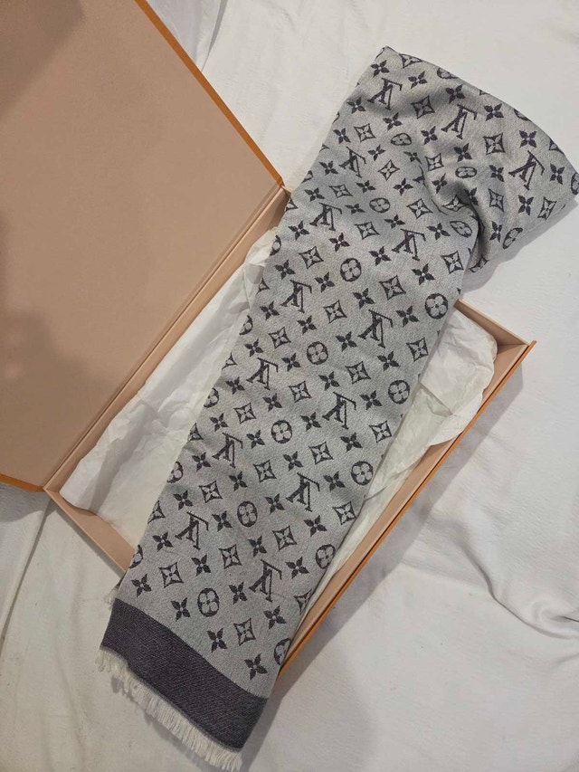 Authentic Louis Vuitton Monogram Shawl - photo 2