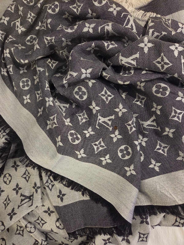 Authentic Louis Vuitton Monogram Shawl - photo 4