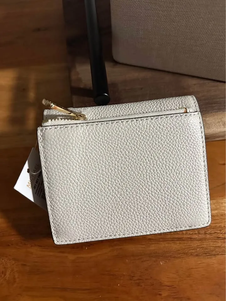 Michael Kors wallet image indicator(2)