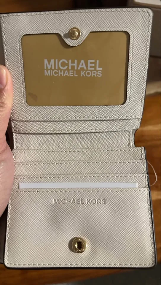 Michael Kors wallet image indicator(3)