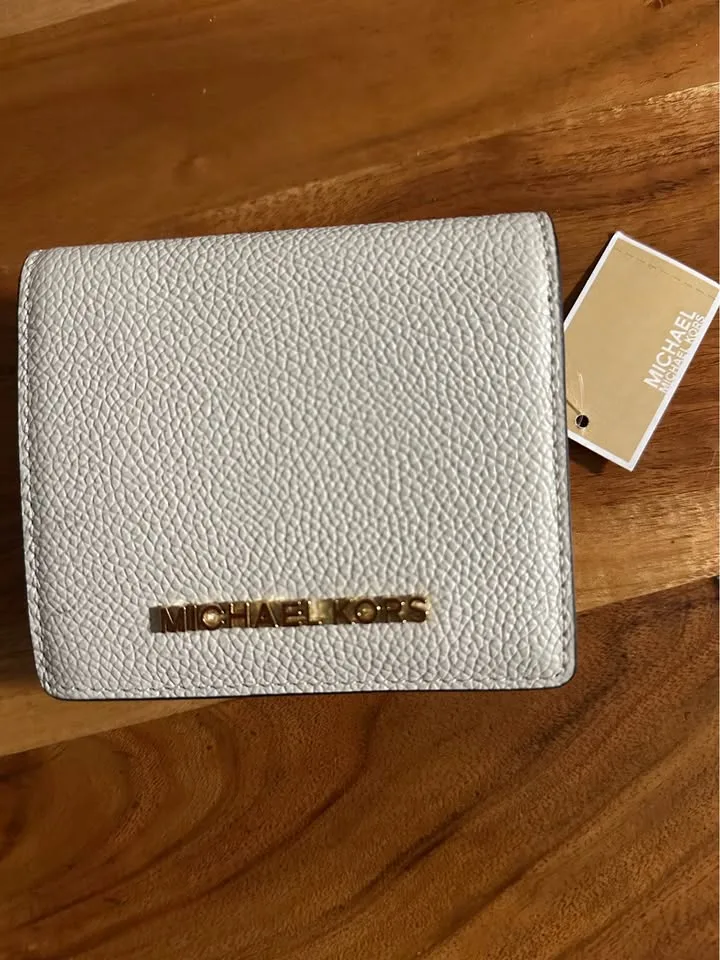 Michael Kors wallet image indicator(4)