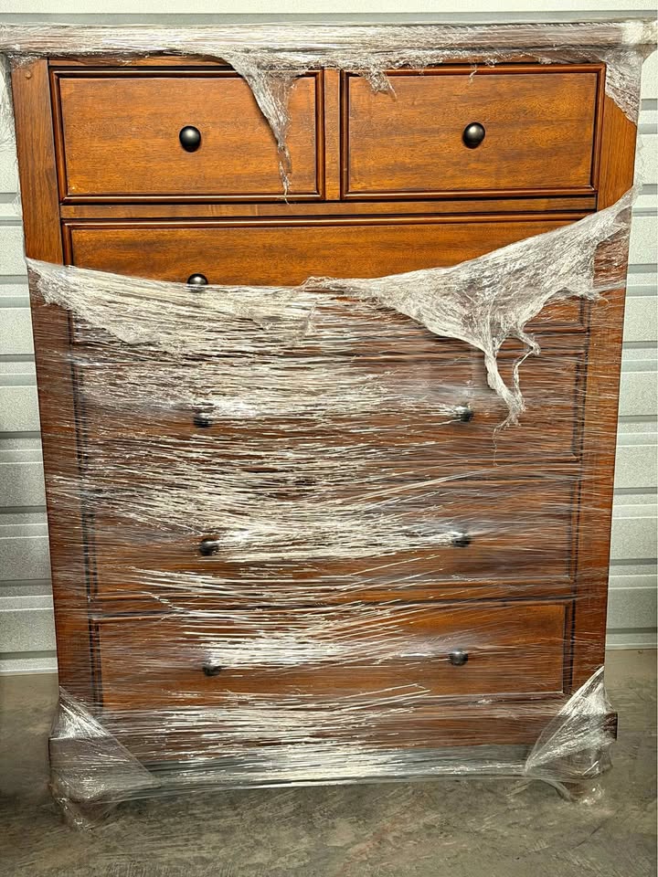 LIKE NEW Art Van 5 Drawer Hardwood Tall Dresser Chest