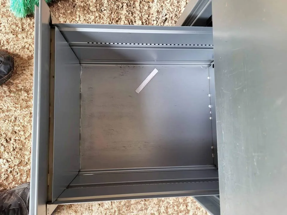 Metal desk with adjustable keyboard image indicator(5)