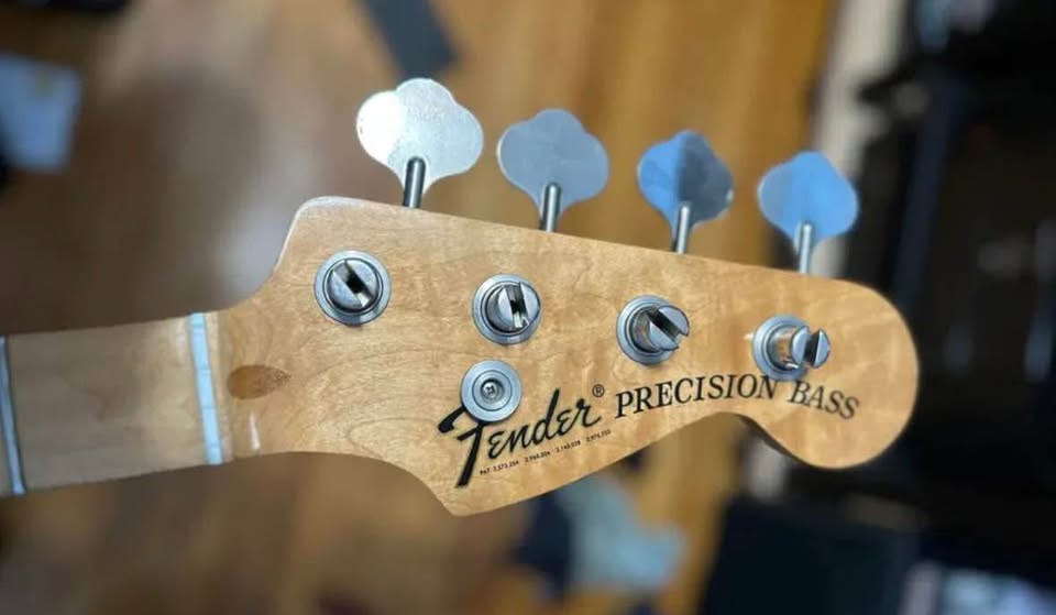 BEAUTIFUL 1975 FENDER P BASS ORIGINAL w/aged cellulose pickguard - photo 3