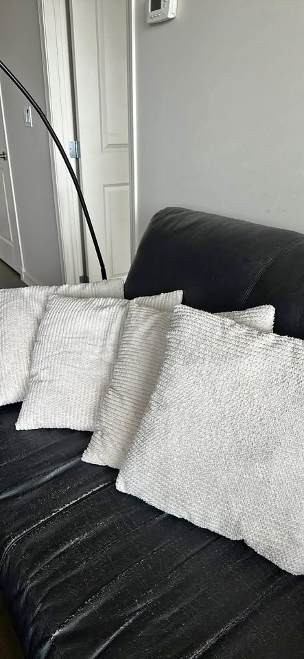 Set of 4 throw pillows