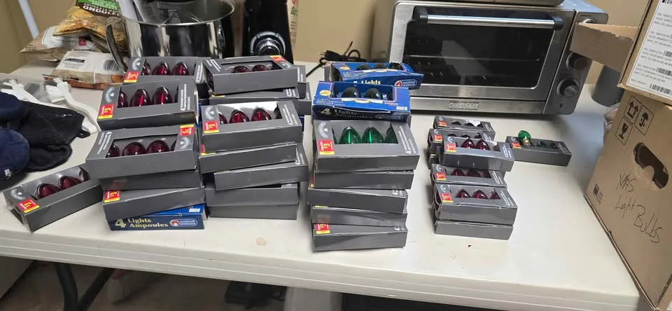 Red and Green C9 Christmas light bulbs image indicator(2)