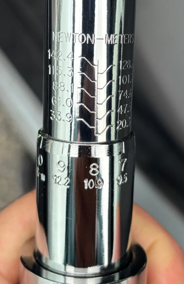 Husky 3/8 in. Drive Torque Wrench with case image indicator(2)