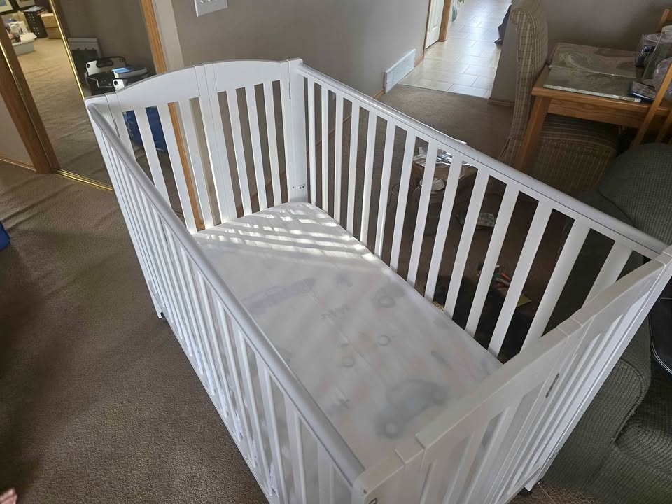 Foldable standard crib w crib mattress