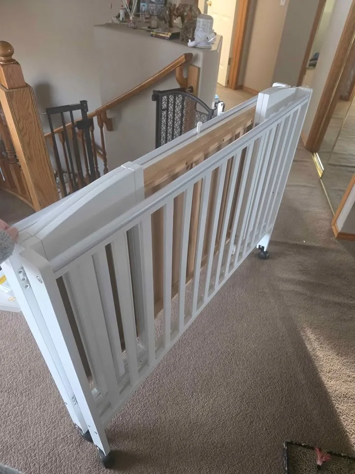 Foldable standard crib w crib mattress image indicator(3)