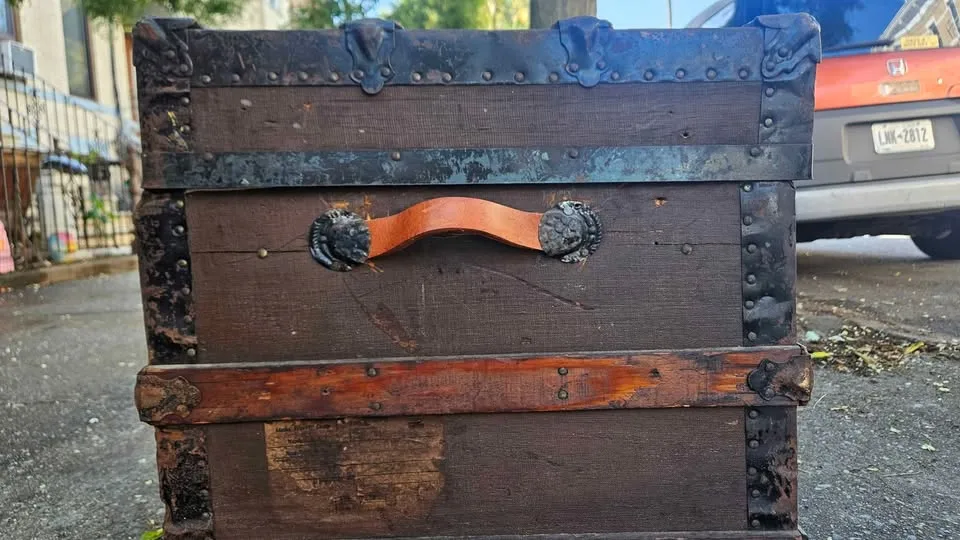 Antique Wooden Steamer Trunk – Rustic Storage Chest image indicator(7)