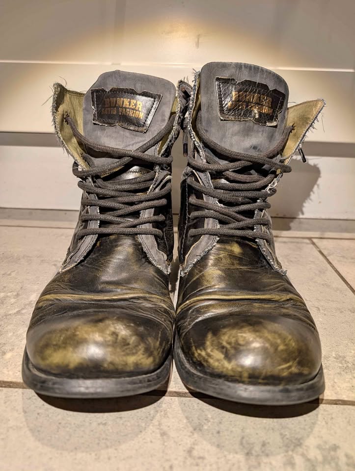 Bunker - Distressed Leather Boots - Size 9