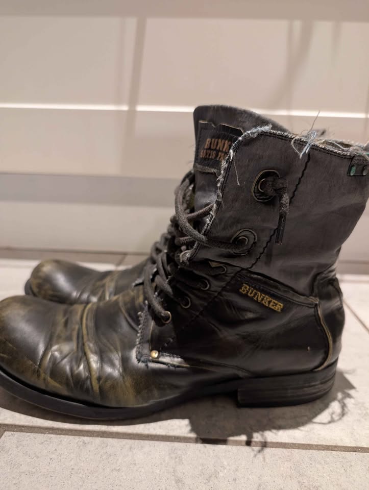 Bunker - Distressed Leather Boots - Size 9 - photo 2