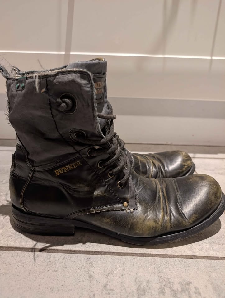 Bunker - Distressed Leather Boots - Size 9 - photo 4