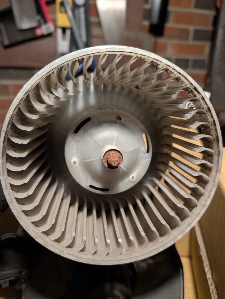 P2 Volvo Blower Motor Fan - photo 3