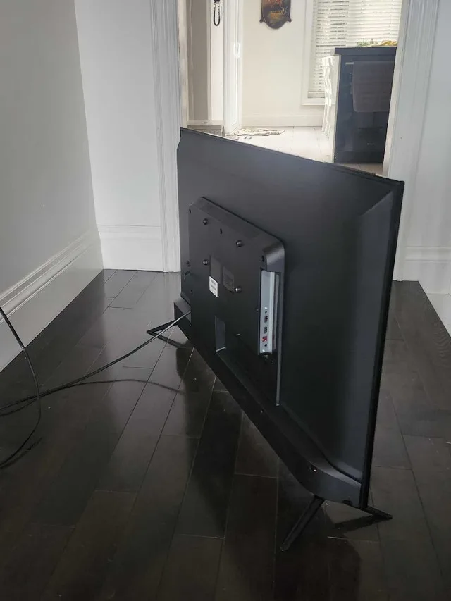 ONN Roku TV, 43 inch (mint condition) image indicator(7)