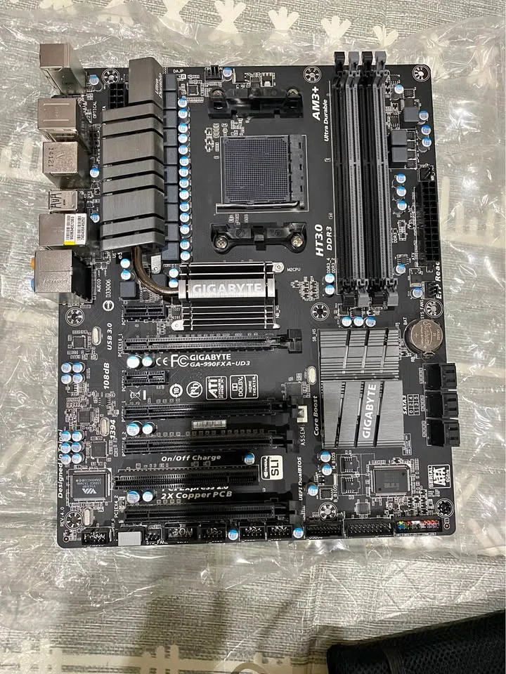Gigabyte GA-990FXA-UD3 motherboard thumbnail