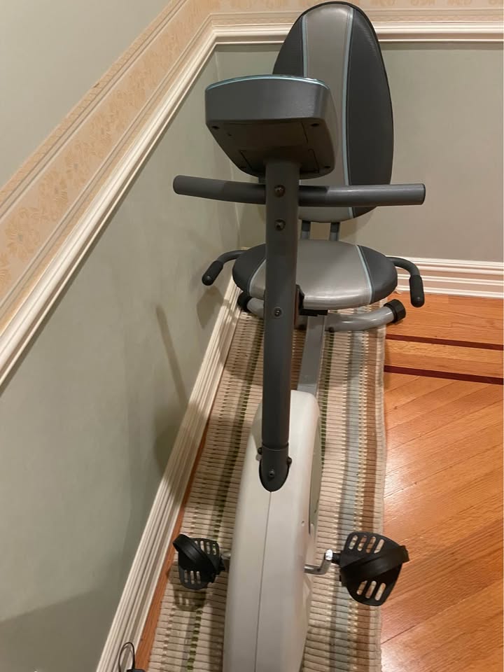 Weslo Pursuit Recumbent Stationary Bike – Quiet & Smooth - photo 4