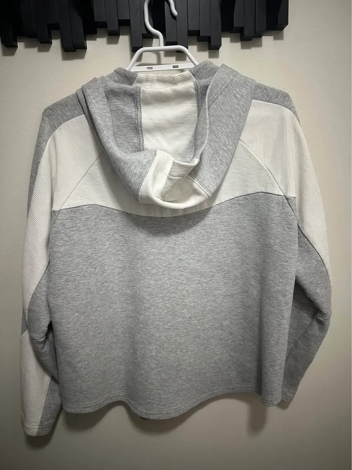 Woman’s Large Zip-Up Puma Sweater image indicator(3)