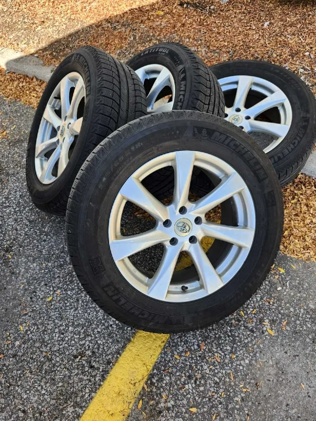 Michelin X-Ice Winter Tires 245/60R 18 image indicator(2)