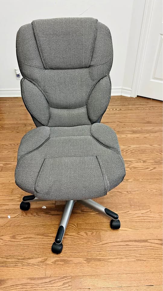 🪑 Comfortable Office Chair – Height Adjustable & Reclines – $30