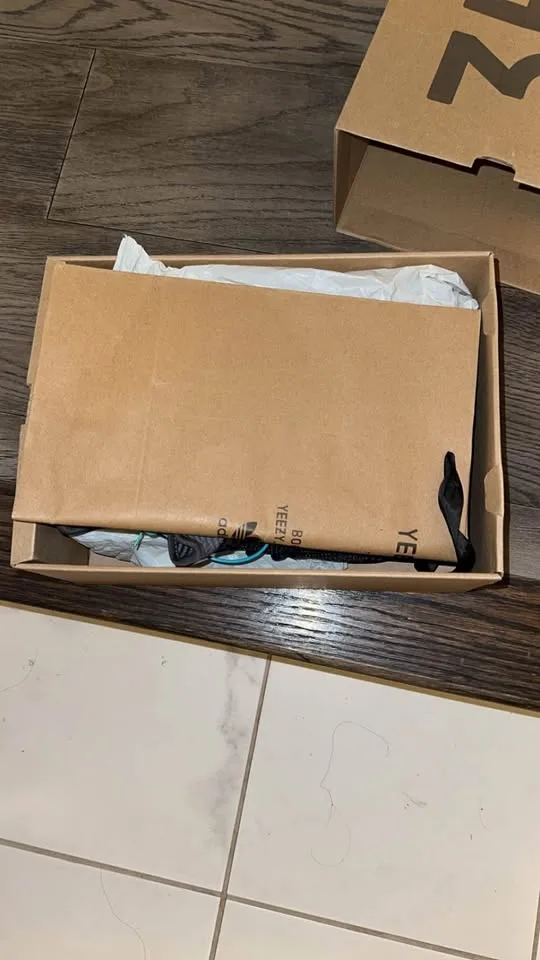 adidas Yeezy Boost 350 V2 image indicator(3)