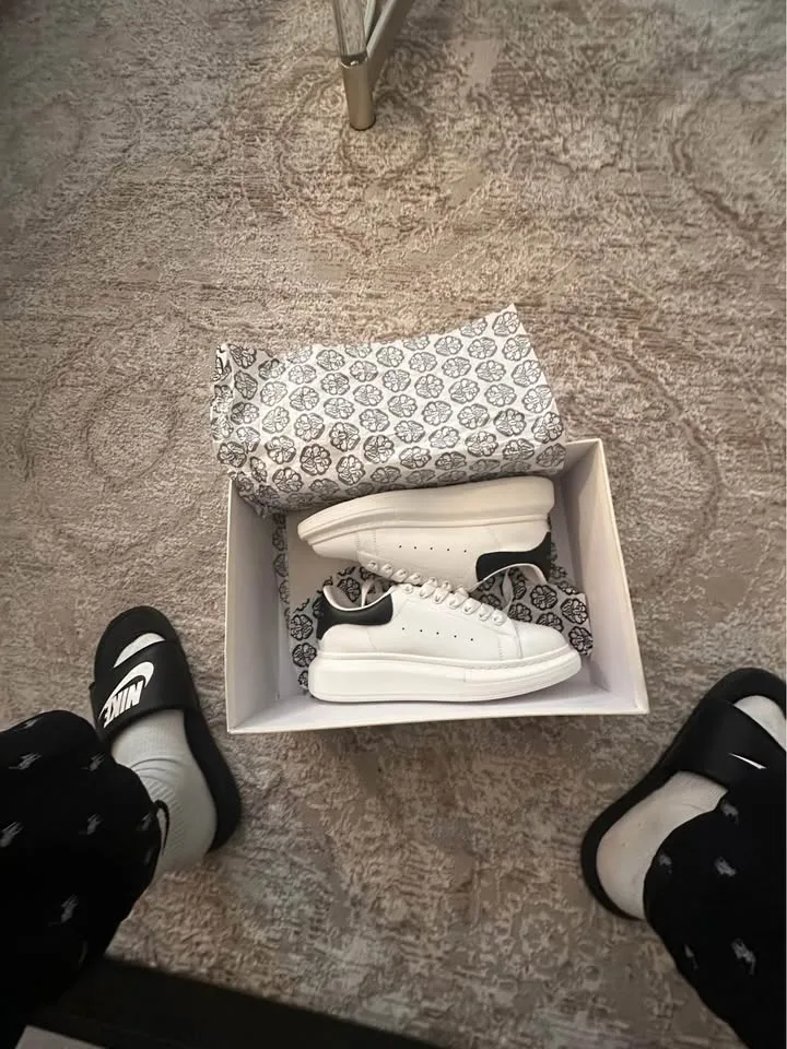 (BRAND NEW) Alexander McQUEEN (NO BOX) image indicator(2)