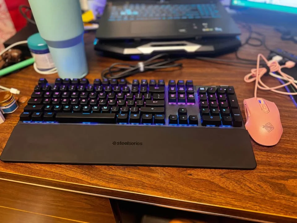 Keyboard Apex 5 and a pink gaming mouse image indicator(2)